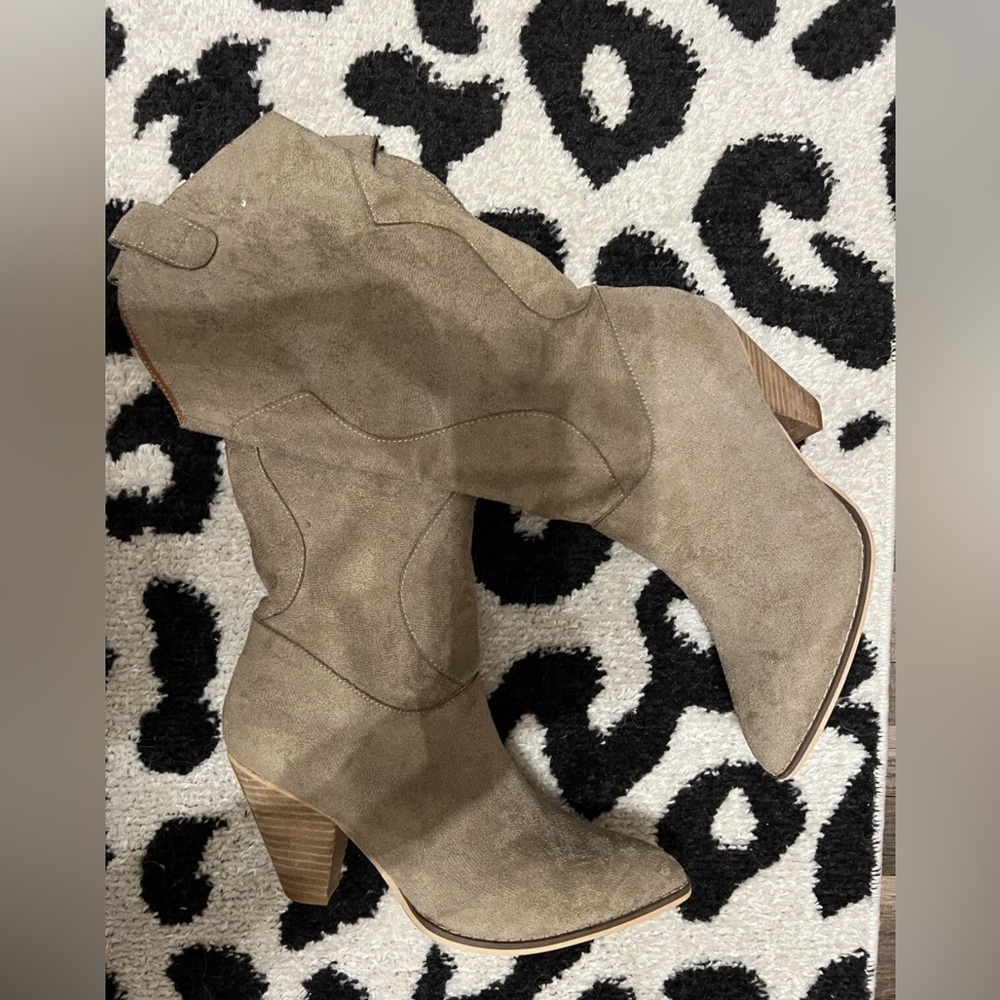 Vici taupe western boots new never worn